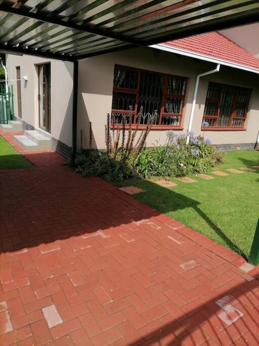 Garden And Park Leisure On Tugela Apartment Benoni Bagian luar foto