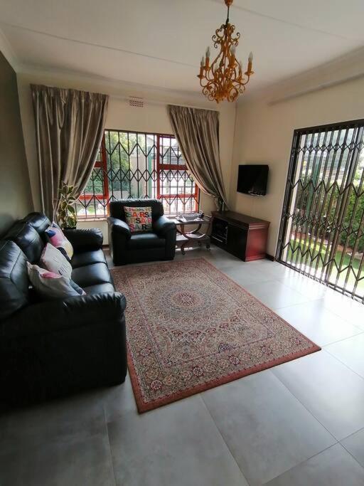 Garden And Park Leisure On Tugela Apartment Benoni Bagian luar foto